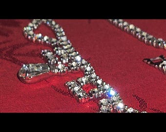 Collana vintage con strass in perfette condizioni.