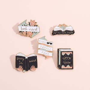 Broche émaillée pour amoureux des livres, insigne de lecteur, cadeau littéraire pour les lecteurs, accessoire mignon pour club de lecture (veste, sac à dos, sac fourre-tout).
