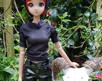 Der schwarze Look.  Glänzende PVC-Hose. Hautenges Netz-Top. Slouch und Socken für Smartdoll