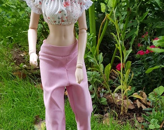 Smartdoll in Joggerhose und Bauernspitze