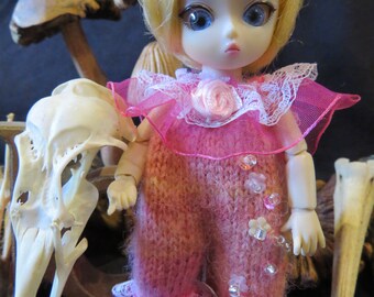 Hand gestrickter rosa Puppen-Body, Spitzen Rüschen Kragen, Perlen, Pailletten, AI Doll, SSC