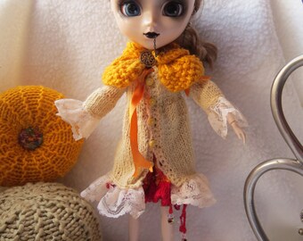 OOAK Puppen-Outfit: Handgemachtes Kleid, Mantel, Cape & Socken