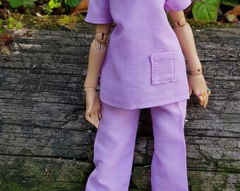 Mini Doll Lilac Scrubs Outfit: Oberteil, Hose, Maske & Mütze