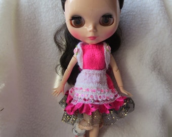 Pinkes Puppen Outfit: Handgefertigtes Kleid, Shrug, Schürze & Socken