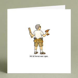 Könnte beinhalten: Eine quadratische Grußkarte mit einer Cartoon-Illustration einer Person von hinten, bekleidet mit einem weißen T-Shirt, beigen Cargoshorts und Sandalen. Sie hält ein Holzbrett und einen Akkuschrauber und trägt einen Werkzeuggürtel. Text: Not all heroes wear capes.