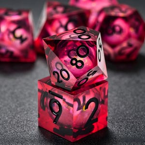 マゼンタ色の液体コア入りDnDダイスセット、手作りの樹脂製クリスタルダイス、ファンタジーRPGダイス、鋭利なエッジの多面体ダイス、ダンジョンズ＆ドラゴンズへのギフト
