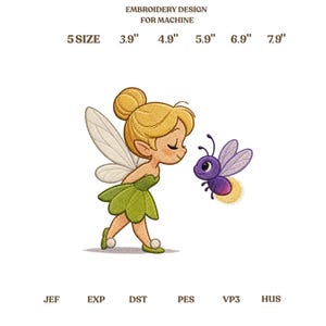 Könnte beinhalten: Maschinenstickdatei mit einer blonden Fee in grünem Kleid und weißen Flügeln, die ein kleines violettes Glühwürmchen betrachtet. Text: EMBROIDERY DESIGN FOR MACHINE, 5 SIZE, 3.9", 4.9", 5.9", 6.9", 7.9", JEF, EXP, DST, PES, VP3, HUS.