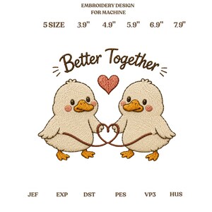 Ricamo di anatre "Meglio insieme", coppia di simpatici animali con citazione a forma di cuore e disegni di anatroccoli.
