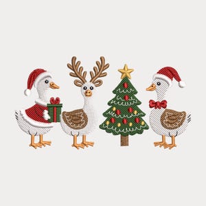 Puede incluir: Un diseño de bordado con dos gansos blancos y un árbol de Navidad. Un ganso lleva un gorro de Papá Noel y sostiene un regalo verde, mientras que el otro lleva un gorro de Papá Noel y un lazo rojo. Un ganso central lleva astas de reno marrones.