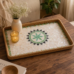 Handgefertigtes rechteckiges Serviertablett aus Rattan und Perlmutt | Dekoratives Tablett mit grünem Medaillonmuster | Couchtischtablett | Oakvello Furniture.