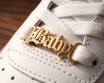 Individuell gestalteter Schnürsenkelanhänger aus 18-karätigem Gold – Personalisiertes Sneaker-Accessoire mit geschwungenem Buchstaben, Geschenk für Sneaker-Fans