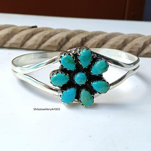 Handgefertigtes Armband aus Sterlingsilber mit Kingman-Türkis, auffälliges Armband mit blauem Blumenstrauß