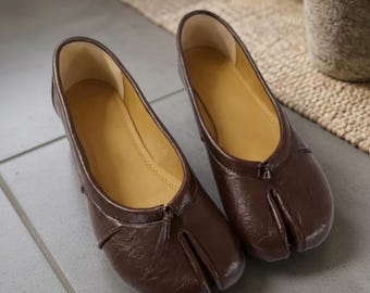 柔らかなシープスキンレザーの足袋型フラットシューズ｜スプリットトゥのバレエシューズ｜ミニマルなスリッポンフラットシューズ｜ローヒールレザーシューズ｜快適な普段使いのフラットシューズ
