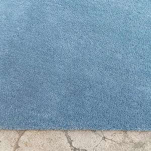 Op de afbeelding: Een rechthoekig vloerkleed in een effen lichtblauwe kleur met een dichte, laagpolige textuur. Het kleed heeft strakke, rechte randen en een uniform oppervlak, wat zorgt voor een consistente blauwe tint over het gehele zichtbare oppervlak.