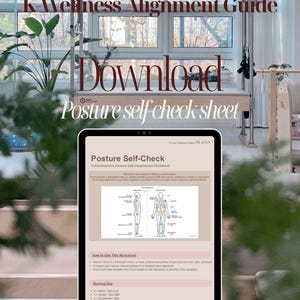 Könnte beinhalten: Ein Tablet zeigt ein "Posture Self-Check" Arbeitsblatt aus dem "K Wellness Alignment Guide". Der Bildschirm zeigt Diagramme des menschlichen Körpers und Anweisungen. Der Hintergrund zeigt ein Pilates-Studio mit Trainingsgeräten und Pflanzen.
