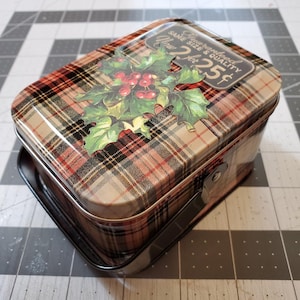 Lata navideña de aspecto vintage con etiquetas de regalo hechas a mano