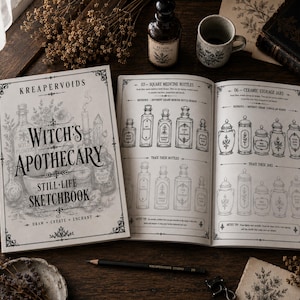 Può includere: Un quaderno di schizzi con copertina flessibile intitolato Witch's Apothecary Still-Life Sketchbook di Kreapervoids, che presenta illustrazioni a linee in bianco e nero di flaconi di medicina e barattoli di ceramica sulla copertina e sulle pagine aperte, accompagnato da una matita nera.