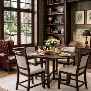 Pode incluir: Uma sala de jantar com uma mesa redonda de madeira e quatro cadeiras. As cadeiras têm assentos estofados de cor clara. Uma grande janela oferece vista para um jardim. Estantes de madeira escura e uma poltrona de couro completam o ambiente.