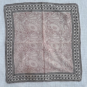 Bandana floral de algodão, lenço botânico vintage, faixa de cabeça bege e preta, acessório de moda cottagecore.