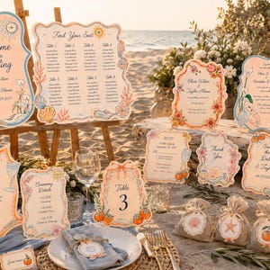 Op de afbeelding: Een set trouwkaarten en decoratie met geschulpte randen en aquarelillustraties van kustelementen zoals schelpen, sinaasappels en zwanen. De set bevat een welkomstbord, tafelindeling, menu, tafelnummer en kleine cadeautasjes met labels.