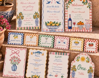 Puede incluir: Un conjunto de papelería de boda con ilustraciones pintadas a mano de limones, naranjas, cerezas y motivos mediterráneos. El set incluye invitaciones, menús, tarjetas RSVP, tarjetas de sitio y etiquetas con bordes festoneados.