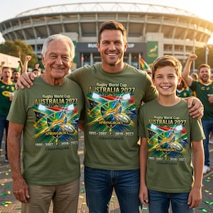 以下が含まれることがあります： Rugby World Cup AUSTRALIA 2027の文字、跳ねるアンテロープのロゴ、ラグビーボール、スタジアムの照明、SPRINGBOKS 1995-2007 2019-2023 CHAMPIONSの文字がプリントされた、オリーブグリーンのTシャツ3枚。