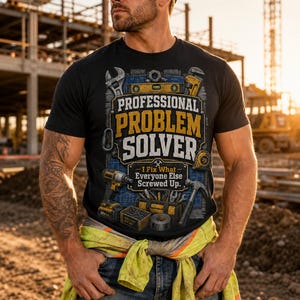Może przedstawiać: Czarny t-shirt z krótkim rękawem z nadrukiem narzędzi budowlanych oraz napisem "PROFESSIONAL PROBLEM SOLVER" i "I Fix What Everyone Else Screwed Up." Wzór zawiera klucz nastawny, poziomicę, miarkę, wiertarkę oraz młotek.