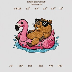 Op de afbeelding: Een borduurontwerp voor machines met een bruine capibara met een zwarte zonnebril, drijvend in een roze flamingo zwemband op blauw water. Tekst: EMBROIDERY DESIGN FOR MACHINE, 5 MATEN 3,9" 4,9" 5,9" 6,9" 7,9" en bestandsformaten JEF, EXP, DST, PES, VP3, HUS.