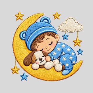 Puede incluir: Un diseño de bordado que muestra a un niño con un gorro azul de orejas de oso y pijama con estampado de estrellas durmiendo sobre una gran luna creciente amarilla mientras abraza a un pequeño cachorro marrón y blanco, rodeado de estrellas y una nube.