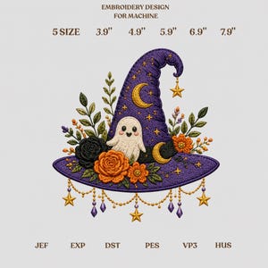 Puede incluir: Diseño de bordado a máquina con un sombrero de bruja morado adornado con un fantasma blanco, rosas naranjas y negras, hojas verdes, lunas crecientes y estrellas doradas. Texto: EMBROIDERY DESIGN FOR MACHINE, 5 SIZE 9,9 cm 12,4 cm 15 cm 17,5 cm 20 cm, JEF, EXP, DST, PES, VP3, HUS.