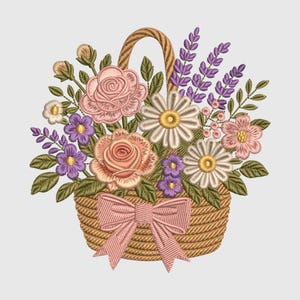 Könnte beinhalten: Ein Stickmuster eines beigen geflochtenen Korbs mit Henkel, gefüllt mit rosa Rosen, weißen Gänseblümchen, violetten Lavendelzweigen und kleinen grünen Blättern. Eine große, strukturierte rosa Schleife ist vorne mittig am Korb befestigt.