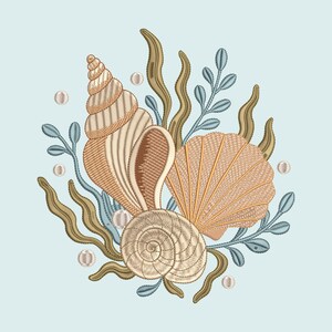 Op de afbeelding: Een borduurontwerp met drie verschillende schelpen in tinten beige en bruin, omringd door golvend bruin zeewier en lichtblauwe takjes met blaadjes. Kleine witte cirkelvormige accenten zijn verspreid over de gehele compositie.
