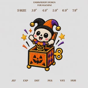 Pode incluir: Design de bordado à máquina com uma caveira de chapéu de bobo da corte saindo de uma caixa de surpresa de abóbora. Texto: EMBROIDERY DESIGN FOR MACHINE, 5 SIZE, 3.9", 4.9", 5.9", 6.9", 7.9", JEF, EXP, DST, PES, VP3, HUS.
