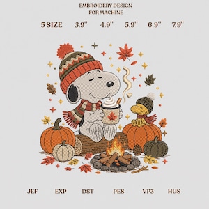Könnte beinhalten: Maschinenstickdatei mit einem Cartoon-Hund mit Strickmütze und Schal, der eine dampfende Tasse hält und auf einem Baumstamm an einem Lagerfeuer mit Kürbissen und Blättern sitzt. Text: EMBROIDERY DESIGN FOR MACHINE und 5 Größen: 3,9", 4,9", 5,9", 6,9", 7,9". Formate: JEF, EXP, DST, PES, VP3, HUS.