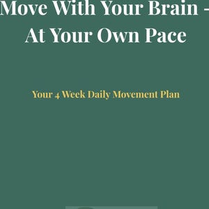 Könnte beinhalten: Ein dunkelgrünes digitales Dokumentencover mit dem weißen Text Move With Your Brain - At Your Own Pace, gefolgt von dem gelben Text Your 4 Week Daily Movement Plan. Unten zeigt ein Logo das Wort LAUDIA Fitness + Therapy.