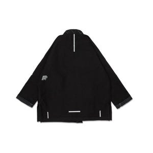 Puede incluir: Una chaqueta negra con cuello alto con costuras en zigzag blancas, mangas largas con puños de rayas blancas y un pequeño logotipo blanco en el lado derecho. La parte posterior incluye una línea vertical blanca, una línea horizontal blanca y dos pequeñas líneas verticales blancas en el dobladillo.