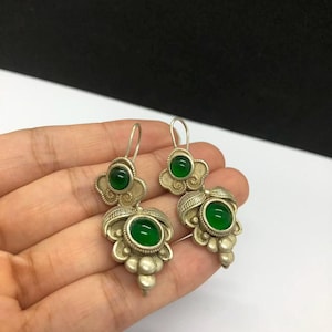 Exquisite Ohrringe aus Tibet Silber mit eingelegten Jade Trauben Muster, Geschenk