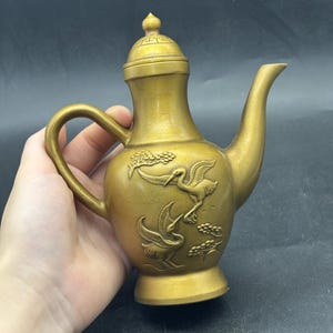 Exquisita tetera vintage de latón con relieve tallado en pino y grulla, vinoteca, decoración de mesa Feng Shui, colección y uso