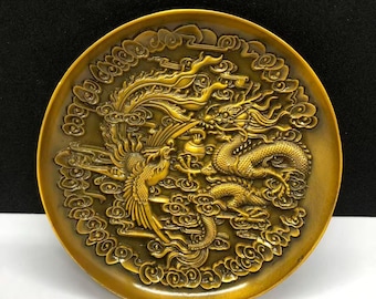 Squisito piatto in ottone intagliato a mano con motivo di drago e fenice, ornamento da scrivania, da collezione