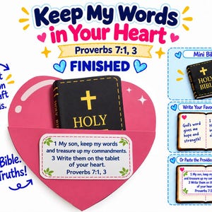 Könnte beinhalten: Ein Bastelset mit einer schwarzen Mini-Bibel mit goldenem Text, platziert in einer rosa Papierherztasche. Die Tasche zeigt den Text: 1 My son, keep my words and treasure up my commandments. 3 Write them on the tablet of your heart. Proverbs 7:1, 3.