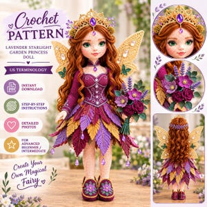 Może przedstawiać: Wzór szydełkowy na lalkę Lavender Starlight Garden Princess z długimi, falowanymi kasztanowymi włosami, złotą koroną z fioletowym klejnotem, wróżkowymi skrzydłami i sukienką z fioletowych i złotych warstw w kształcie liści, trzymającą bukiet kwiatów.