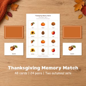 Op de afbeelding: Een Thanksgiving-geheugenspelset met een bedrukt vel met twaalf illustraties van herfstitems, waaronder eikels, pompoenen, kalkoenen, zonnebloemen, dennenappels en appels, samen met vier individuele kaarten met eikelafbeeldingen.