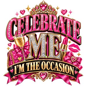 Può includere: Un design grafico con il testo CELEBRATE ME e I'M THE OCCASION in glitter rosa e argento. Gli elementi includono un diadema dorato, un flûte da champagne, una borsa trapuntata rosa, un rossetto e fiocchi rosa con cuori.
