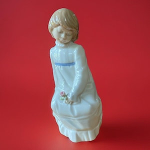 Enrique G. Nadal Collection Sitting Girl Flower Vtg 1986 6.25&quot; Figurine Spain