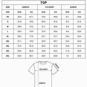 Puede incluir: Tabla blanca con texto negro que detalla las medidas de una camiseta de f&uacute;tbol con estampado integral. Tallas XS a 5XL, medidas en pulgadas y cm para largo, medio pecho y manga.