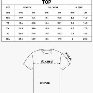 Puede incluir: Imagen de una camiseta de f&uacute;tbol juvenil blanca con una tabla de tallas. La tabla proporciona medidas en pulgadas y cent&iacute;metros para largo, medio pecho y manga para tallas YXS a YXL. El texto superior dice "ALL-OVER PRINT YOUTH SOCCER JERSEY".