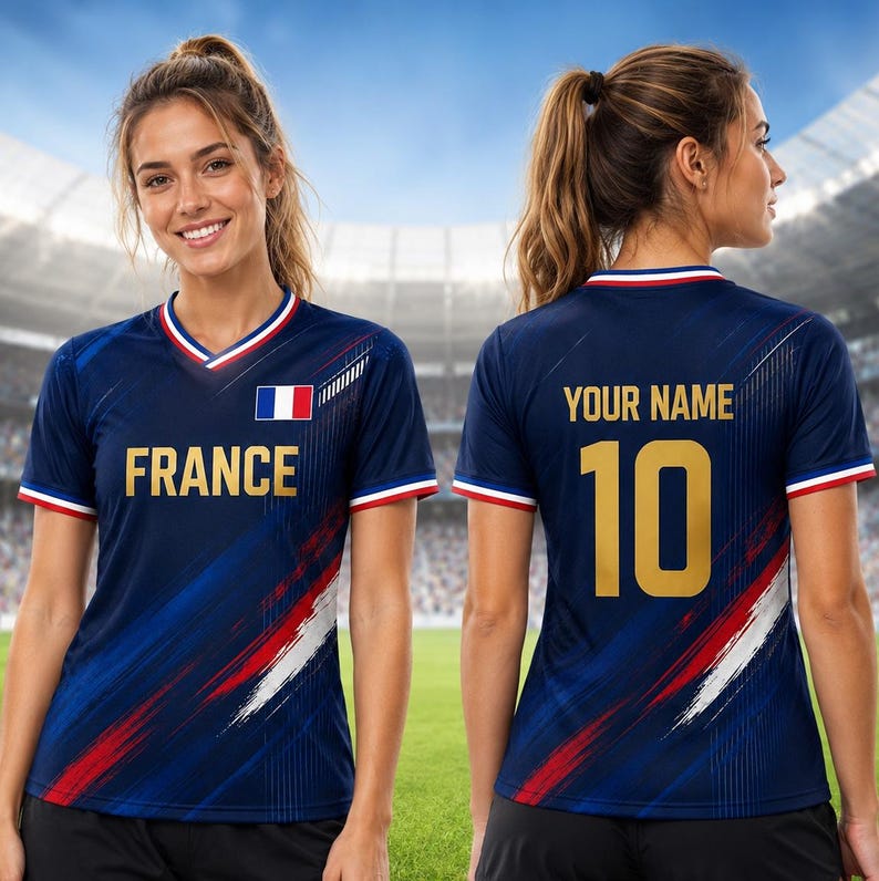 Puede incluir: Una camiseta de f&uacute;tbol azul marino de Francia con la palabra "FRANCE" en letras doradas. La camiseta tiene cuello en V con ribetes rojos y blancos, y la bandera francesa est&aacute; en el pecho. La parte trasera de la camiseta tiene el n&uacute;mero 10 en dorado.