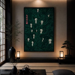 Puede incluir: Una pieza de arte mural rectangular enmarcada que presenta una escena de bosque verde oscuro con múltiples espíritus del bosque de cabeza redonda blancos. La obra incluye texto japonés rosa vertical en el lado izquierdo. El marco es negro.