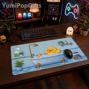 Puede incluir: Una alfombrilla de escritorio rectangular con una ilustración en pixel art de un pato de goma amarillo grande sentado en una bañera blanca con patas llena de burbujas. La escena incluye una ducha dorada, una ventana y plantas en macetas.