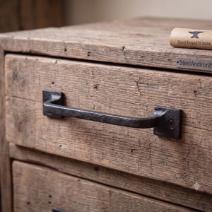 Handgeschmiedeter Schrankgriff aus Schmiedeeisen von SteelAndIronIN – Rustikale Vintage-Schubladengriffe für Schränke, Holzmöbel, Türen und Kommoden